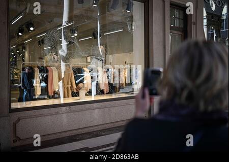 Turin. Die Schaufenster des Zentrums beschädigt nach den Zusammenstößen für den Protest gegen das neue DPCM für den Covid19 Notfall auf dem Foto: Stockfoto