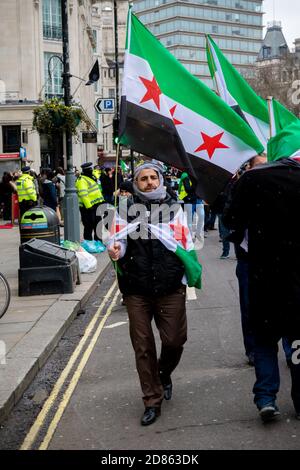 London, Großbritannien, 17. März 2018:- Anti-syrischer Präsident Assad Demonstranten marschieren in Zentral-London zum 7. Jahrestag des Starts der Sy Stockfoto