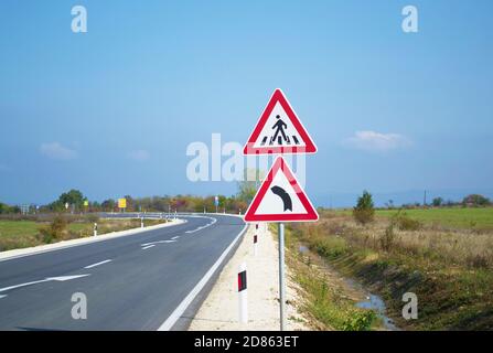 Straßenschild, das Fahrer vor bevorstehenden Crosswalk und scharf warnt Biegen Sie links ab Stockfoto