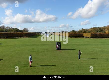 Kilkenny Kalksteinskulptur von Anish Kapoor auf dem Gelände von Houghton Hall Norfolk England Großbritannien Stockfoto