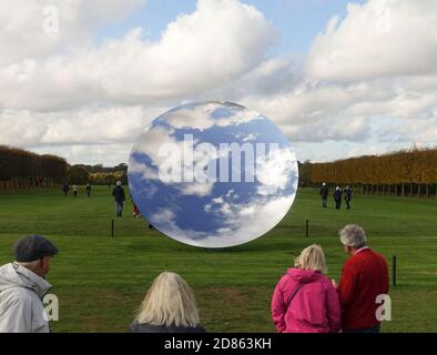 Kilkenny Kalksteinskulptur von Anish Kapoor auf dem Gelände von Houghton Hall Norfolk England Großbritannien Stockfoto