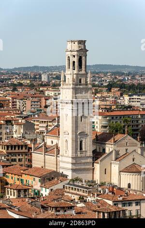 Kathedrale von Verona (Santa Maria Matricolare, VIII-XII Jahrhundert) und Stadtbild vom Hügel aus gesehen. UNESCO-Weltkulturerbe, Venetien, Italien, Europa. Stockfoto