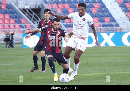 Nicola Sansone von Bologna und Michael Folorunsho von Reggina (R) im Einsatz beim Fußballspiel Coppa Italia Bologna FC gegen Reggina im Renato Dall'Ara Stadion in Bologna, Italien, 27. Oktober 2020. Foto Michele Nucci /lm Stockfoto