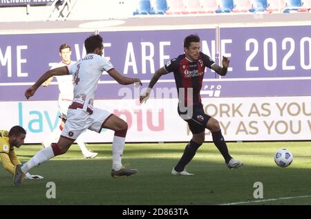 Bolognas Federico Santander (R) beim Fußballspiel Coppa Italia Bologna FC gegen Reggina im Renato Dall'Ara Stadion in Bologna, Italien, 27. Oktober 2020. Foto Michele Nucci /lm Stockfoto