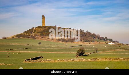 Der Victoria oder Jubillee Tower auf dem Castle Hill, einem alten Hügelfort aus der Eisenzeit, in der Nähe von Almondbury, Huddersfield, von Farnley Tyas aus gesehen Stockfoto