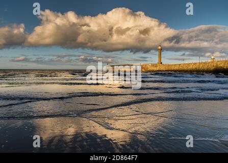 Pier in Whitby, North Yorkshire Fischerhafen und historische Küstenstadt am Fluss Esk. Dramatisches Abendlicht und stürmisches Meer Stockfoto