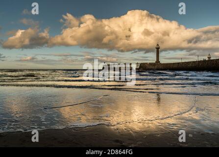 Pier in Whitby, North Yorkshire Fischerhafen und historische Küstenstadt am Fluss Esk. Dramatisches Abendlicht und stürmisches Meer Stockfoto