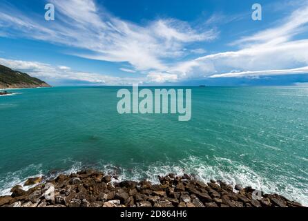 Küste und Mittelmeer vor dem Dorf Tellaro, Gemeinde Lerici, Golf von La Spezia, Ligurien, Italien, Südeuropa. Stockfoto