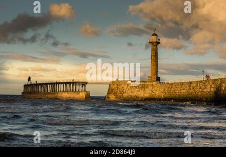 Pier in Whitby, North Yorkshire Fischerhafen und historische Küstenstadt am Fluss Esk. Dramatisches Abendlicht und stürmisches Meer. Stockfoto