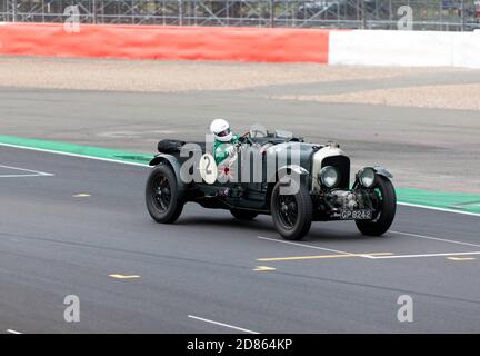 Martin Overington fährt seinen Green, 1929, 4.5L Blower Bentley, während der Bentley Centennial Trophy für Sportwagen der Vorkriegszeit Stockfoto