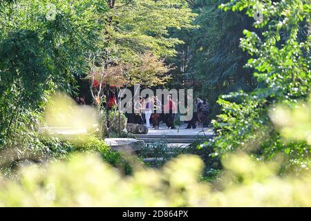 Fuzhou, Chinas Provinz Fujian. Oktober 2020. Menschen machen die Morgenübungen im Chuanzhu Park in Fuzhou, südöstlich der Provinz Fujian in China, 27. Oktober 2020. Quelle: Lin Shanchuan/Xinhua/Alamy Live News Stockfoto