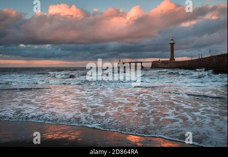 Pier in Whitby, North Yorkshire Fischerhafen und historische Küstenstadt am Fluss Esk. Dramatisches Abendlicht und stürmisches Meer Stockfoto