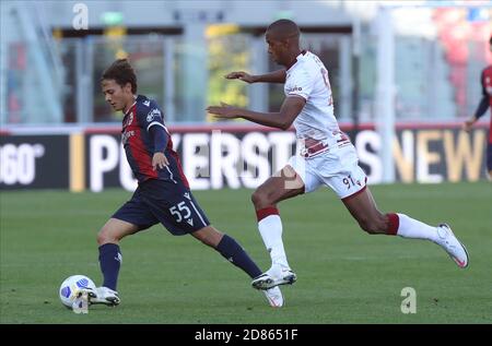 Bologna, Italien. Oktober 2020. Bologna's Emanuel Vignato (L) und Reggina's Ricardo Faty in Aktion während des Coppa Italia Fußballspiel Bologna FC gegen Reggina im Renato Dall'Ara Stadion in Bologna, Italien, 27. Oktober 2020. Foto Michele Nucci /LM Credit: Michele Nucci/LPS/ZUMA Wire/Alamy Live News Stockfoto