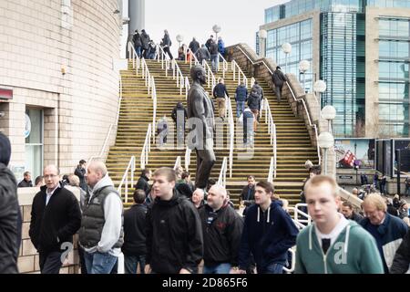 Anhänger von Newcastle United am Spieltag vor dem St James Park, Newcastle upon Tyne. VEREINIGTES KÖNIGREICH Stockfoto