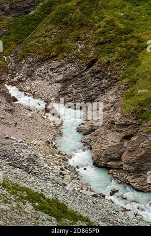 Luftaufnahme der Berglandschaft unterhalb des Lac de Moiry in den Schweizer Alpen. CH Schweiz. Stockfoto