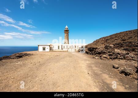 Schöne Aussicht auf den berühmten Leuchtturm El Faro de Punta Orchilla mit roter Vulkanlandschaft und weiten offenen Meer an einem sonnigen Tag, El Hierro, Kanarische Inseln, Spanien. Hochwertige Fotos Stockfoto