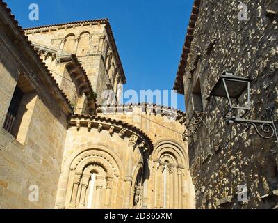 Santillana del Mar, Spanien - 28. Dezember 2019 -Santillana del Mar Stadt mit einem historisch-künstlerischen Wert, zusammen mit der natürlichen Enklave, ist einer von Stockfoto