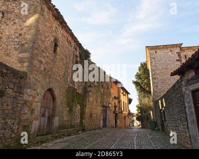 Santillana del Mar, Spanien - 28. Dezember 2019 -Santillana del Mar Stadt mit einem historisch-künstlerischen Wert, zusammen mit der natürlichen Enklave, ist einer von Stockfoto