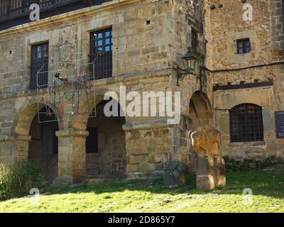 Santillana del Mar, Spanien - 28. Dezember 2019 -Santillana del Mar Stadt mit einem historisch-künstlerischen Wert, zusammen mit der natürlichen Enklave, ist einer von Stockfoto