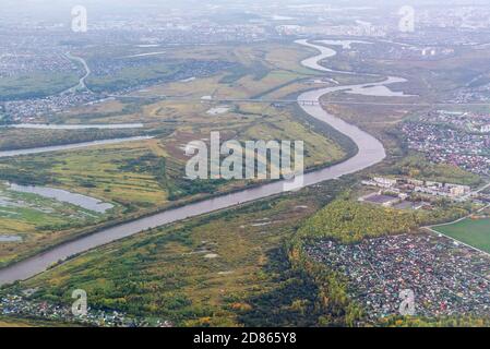 Draufsicht auf den Herbstfluss, Stadt am Fluss, sibirische Stadt Tjumen Stockfoto