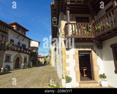 Santillana del Mar, Spanien - 28. Dezember 2019 -Santillana del Mar Stadt mit einem historisch-künstlerischen Wert, zusammen mit der natürlichen Enklave, ist einer von Stockfoto