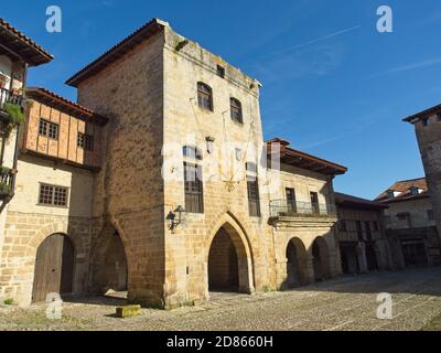 Santillana del Mar, Spanien - 28. Dezember 2019 -Santillana del Mar Stadt mit einem historisch-künstlerischen Wert, zusammen mit der natürlichen Enklave, ist einer von Stockfoto