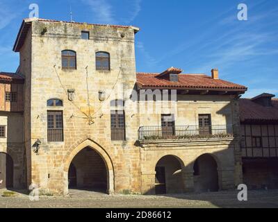 Santillana del Mar, Spanien - 28. Dezember 2019 -Santillana del Mar Stadt mit einem historisch-künstlerischen Wert, zusammen mit der natürlichen Enklave, ist einer von Stockfoto