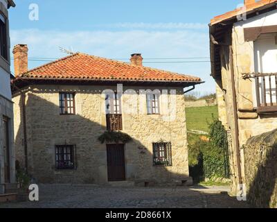 Santillana del Mar, Spanien - 28. Dezember 2019 -Santillana del Mar Stadt mit einem historisch-künstlerischen Wert, zusammen mit der natürlichen Enklave, ist einer von Stockfoto