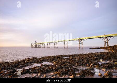 Clevedon Pier, Somerset, Großbritannien an der Ostküste der Severn Mündung und des Bristol Kanals. Ein denkmalgeschütztes Gebäude und Favorit von John Betjeman Stockfoto