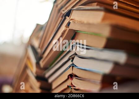 Alte Bücher stapelten sich in einem Haufen, Nahaufnahme, selektiver Fokus, Lern- und Bildungskonzept. Stockfoto