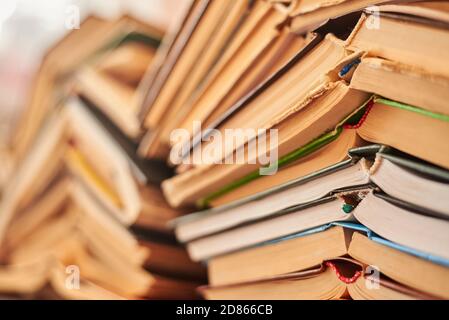 Alte Bücher stapelten sich in einem Haufen, Nahaufnahme, selektiver Fokus, Lern- und Bildungskonzept. Stockfoto