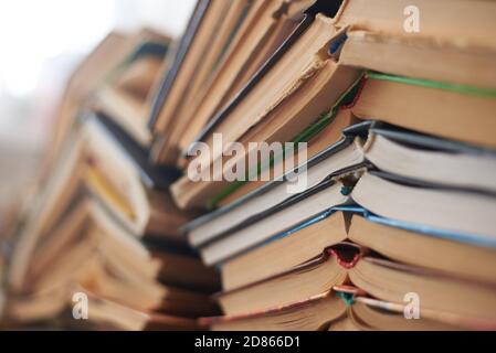 Alte Bücher stapelten sich in einem Haufen, Nahaufnahme, selektiver Fokus, Lern- und Bildungskonzept. Stockfoto