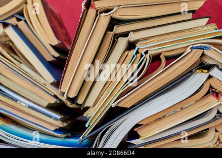 Alte Bücher stapelten sich in einem Haufen, Nahaufnahme, Lern- und Bildungskonzept. Stockfoto