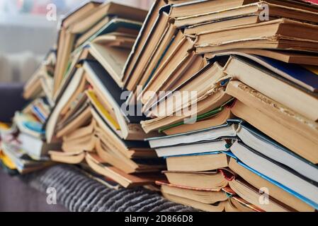 Alte Bücher stapelten sich in einem Haufen, Nahaufnahme, Lern- und Bildungskonzept. Stockfoto