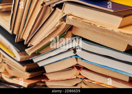 Alte Bücher stapelten sich in einem Haufen, Nahaufnahme, Lern- und Bildungskonzept. Stockfoto