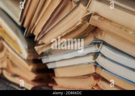 Alte Bücher stapelten sich in einem Haufen mit besonderer Wirkung, Nahaufnahme, Lern- und Bildungskonzept. Stockfoto