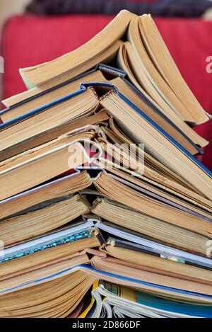 Alte Bücher stapelten sich in einem Haufen, Nahaufnahme, Lern- und Bildungskonzept. Stockfoto