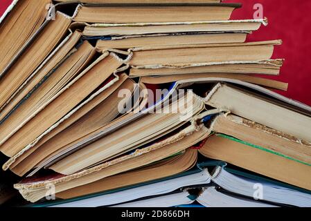 Alte Bücher stapelten sich in einem Haufen, Nahaufnahme, Lern- und Bildungskonzept. Stockfoto