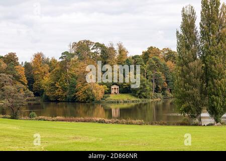 Die Doric Temple Torheit spiegelte sich im Herbst im Bowood House and Gardens, Calne, Wiltshire, England, Großbritannien, im See wider Stockfoto