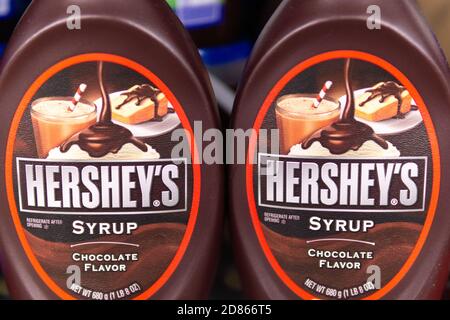 Tjumen, Russland-11. Oktober 2020: Hershey's Syrup im Regal für Kunden bei Tesco Hypermarket. Stockfoto