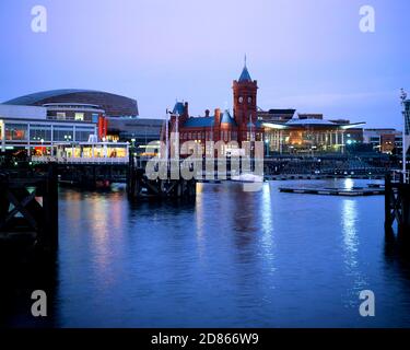 Pierhead Building und Assebly/Senedd Building bei Nacht, Cardiff Bay, Wales. Stockfoto