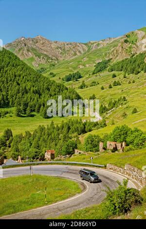 Camper oder Wohnmobil an der Col de Maddalena Pass zwischen Italien und Frankreich. Stockfoto