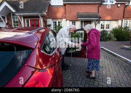 Rentner im Alter an einem sonnigen Nachmittag in Dorset, Südwestengland, Großbritannien Stockfoto