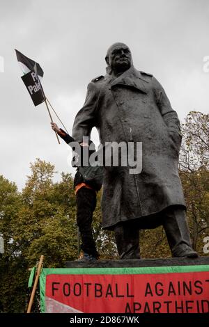 4. November 2017, London, Vereinigtes Königreich:-Pro palästina Protestler steht auf der Statue von Winston Churchil in Parliment Square Stockfoto