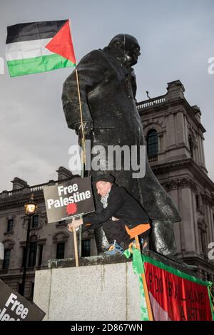 4. November 2017, London, Vereinigtes Königreich:-Pro palästina Protestler steht auf der Statue von Winston Churchil in Parliment Square Stockfoto