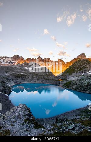 Alpensee Wildsee unter dem Pizolgipfel im Bergmassiv Glarner Alpen - Kanton St. Gallen, Schweiz Stockfoto