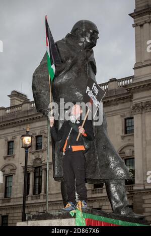 4. November 2017, London, Vereinigtes Königreich:-Pro palästina Protestler steht auf der Statue von Winston Churchil in Parliment Square Stockfoto