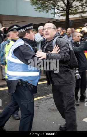 4. November 2017, London, Vereinigtes Königreich:-Unidentifizierter Protestler streift mit einem Polizisten bei einer pro-palästinensischen Kundgebung Stockfoto