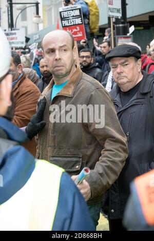 4. November 2017, London, Vereinigtes Königreich: Nicht identifizierter Protestler, der von der Polizei bei einer Pro-Palisine-Kundgebung zurückgedrängt wurde Stockfoto