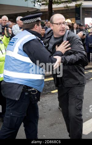 4. November 2017, London, Vereinigtes Königreich:-Unidentifizierter Protestler streift mit einem Polizisten bei einer pro-palästinensischen Kundgebung Stockfoto